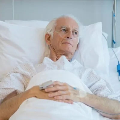 senior en soins en maison de retraite